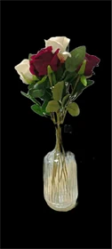 זר שמונה ורדים מלאכותיים בגווני לבן וארגמן בבקבוק זכוככית מעוצב