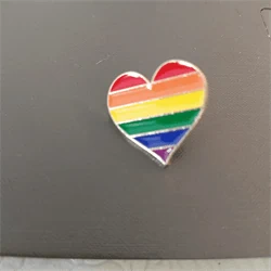 סיכת לב צבעונית מכירת חיסול