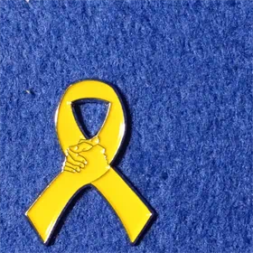 "תן לי יד תני לי יד" סיכת החטופים החדשה סיכה חדשה בלעדי בישראל סיכה צהובה עם לחיצת יד בסיטנות 30 יחידות ומעלה